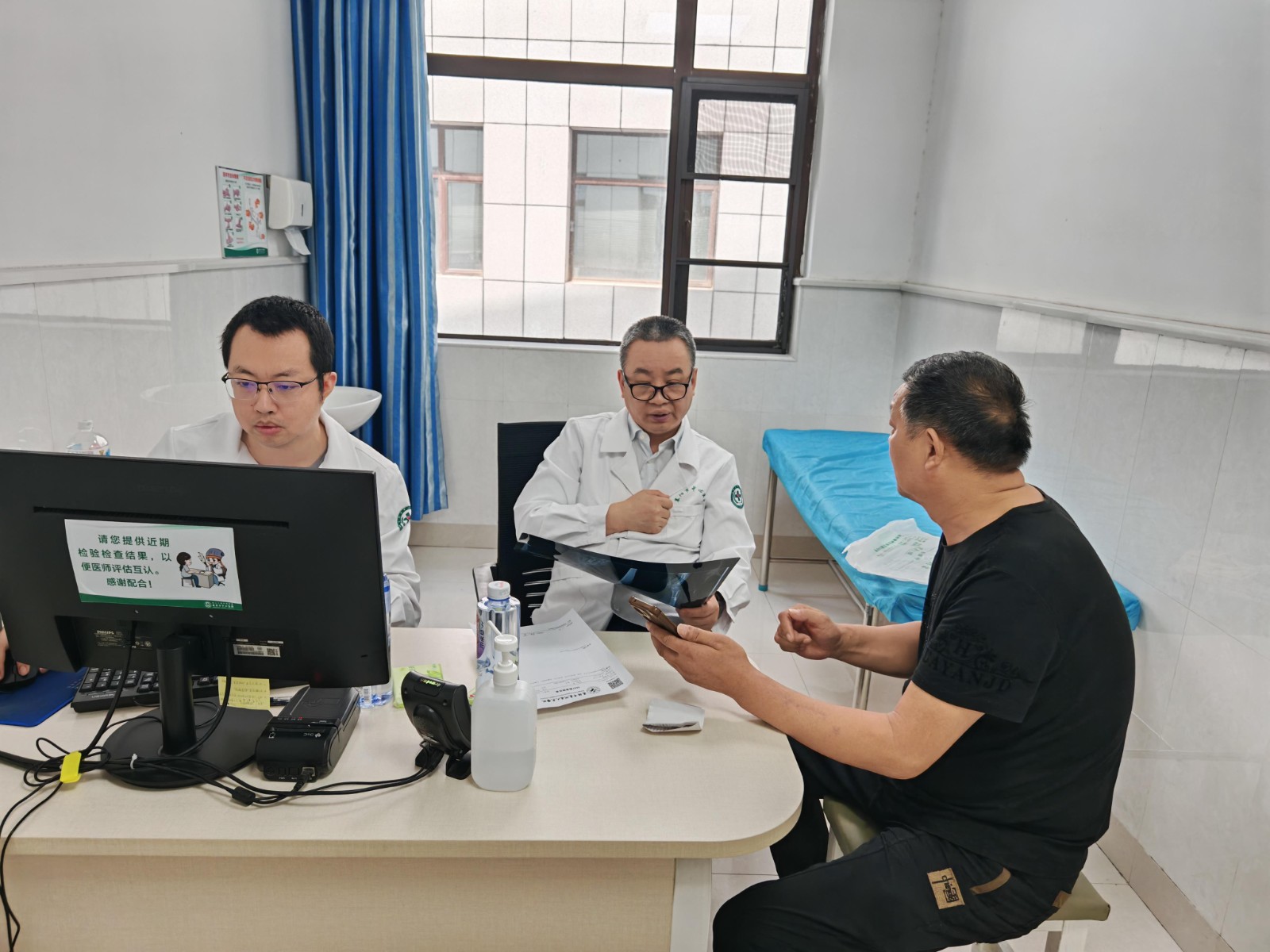 陈振兵教授义诊2.jpg